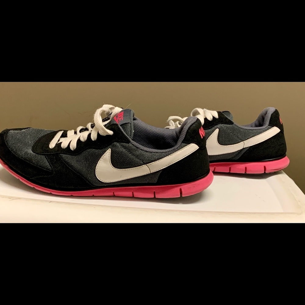 Women’s 9.5 Nike LIKE NEW
